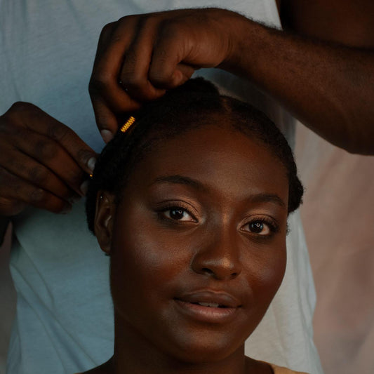 Les erreurs à éviter pour coiffer les cheveux crépus