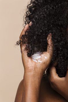 Soin Botox sur cheveux crépus : danger ou solution ?