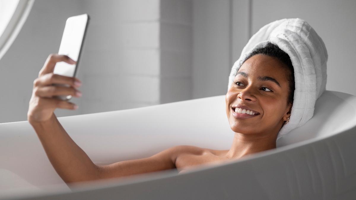 Femme qui sèche ses cheveux