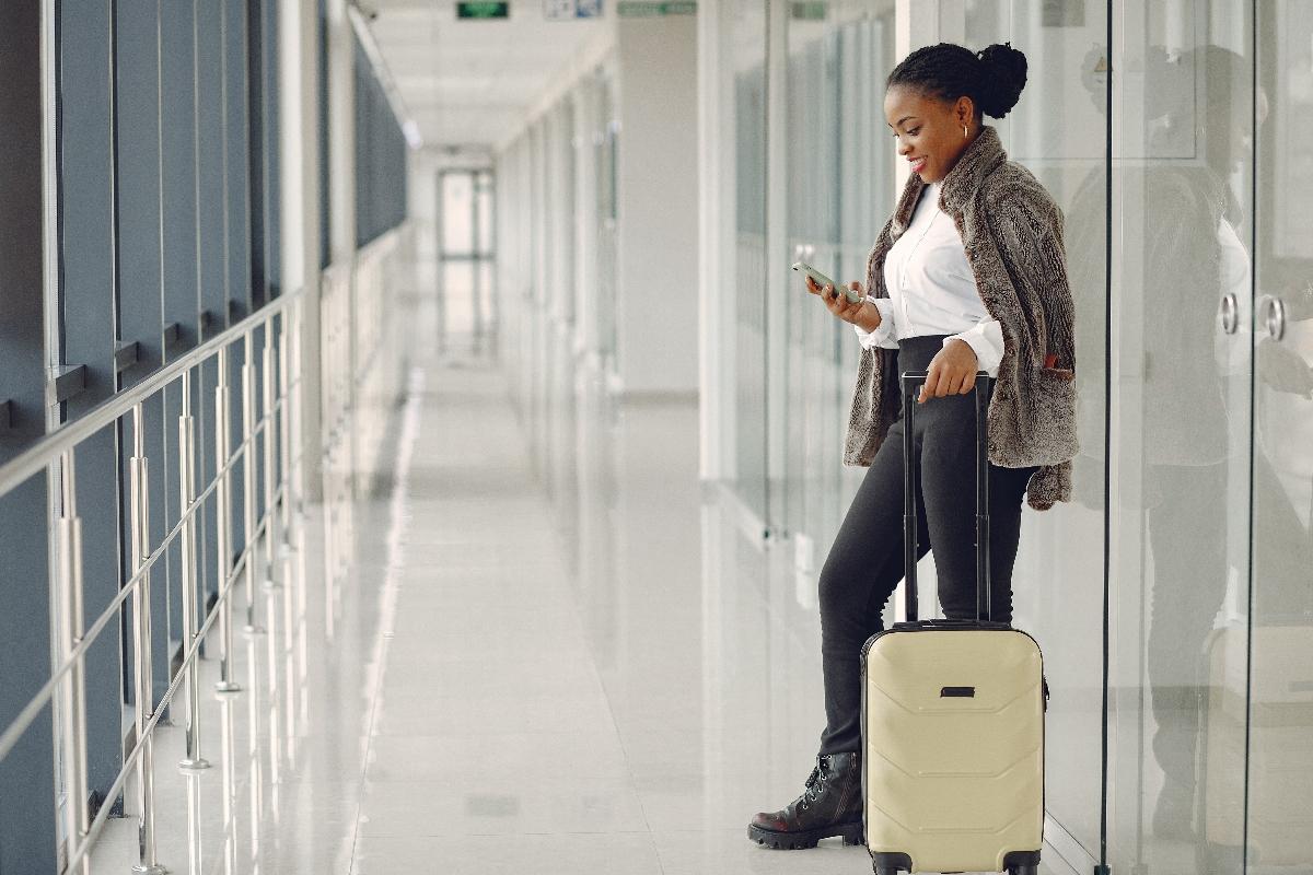 femme noire à l'aéroport