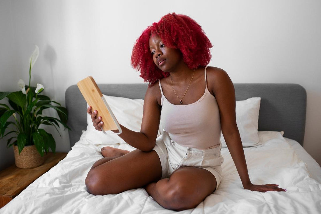 Femme aux cheveux rouges