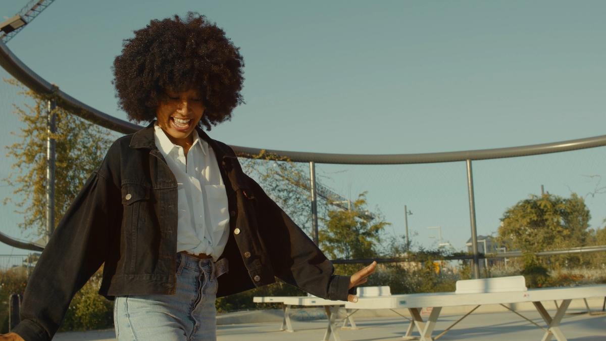 Femme arborant des long cheveux afro