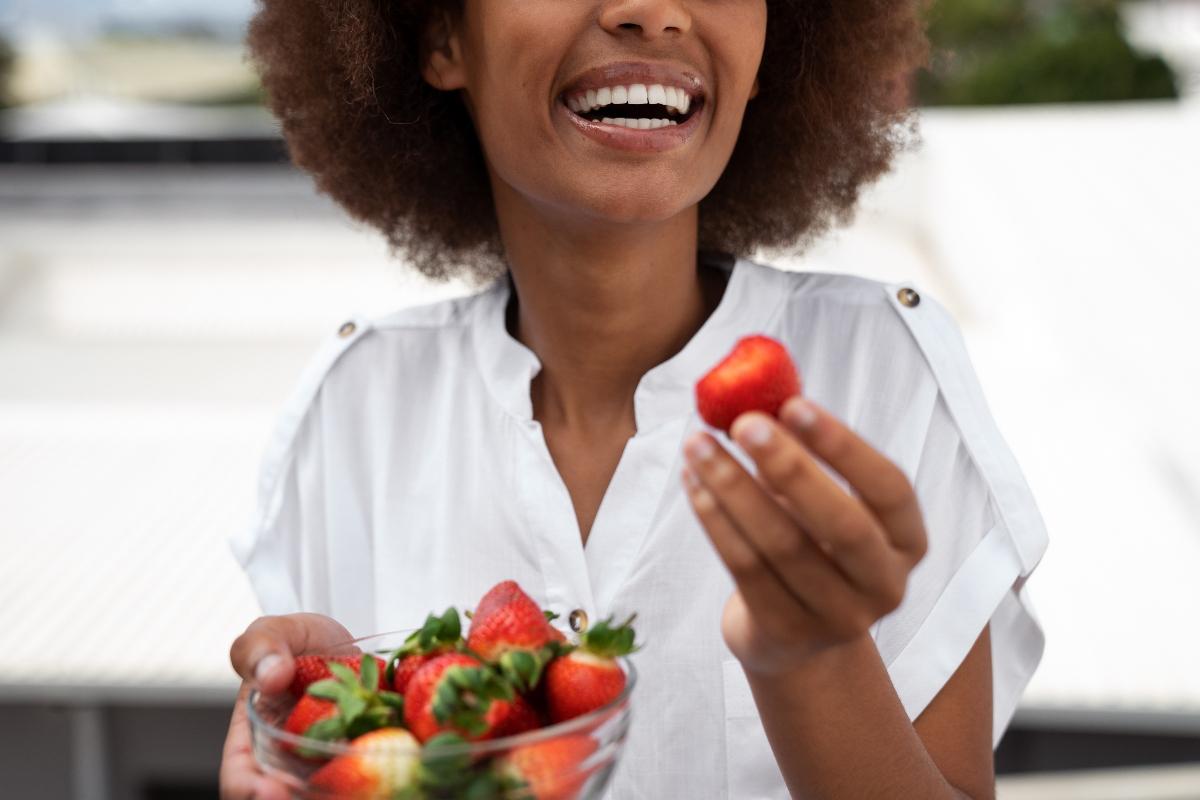 Femme qui mange des fraises