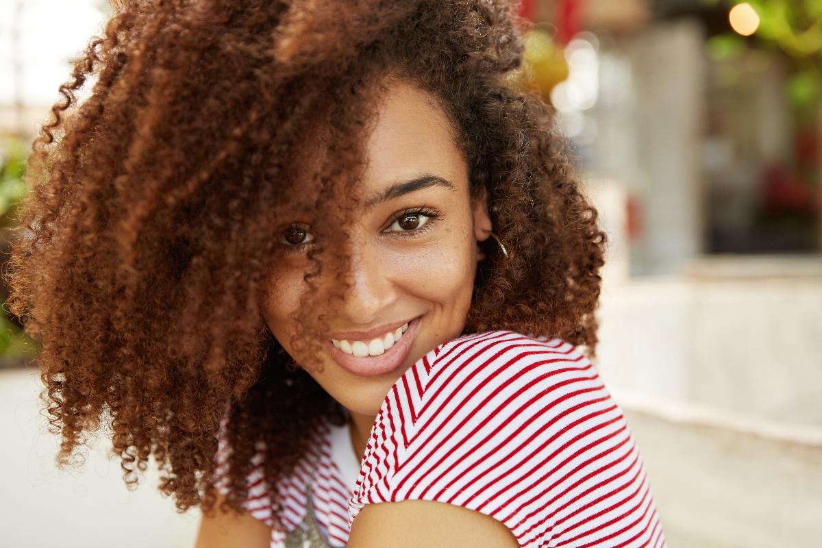 Femme souriante aux cheveux curly