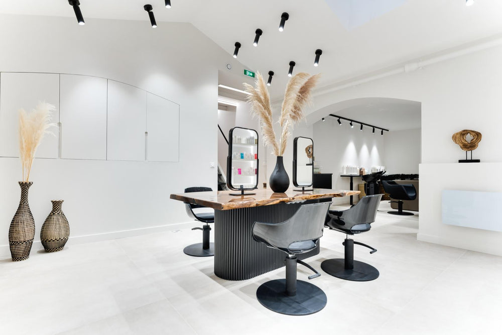 Intérieur blanc et épuré du salon Miss Mag à Paris