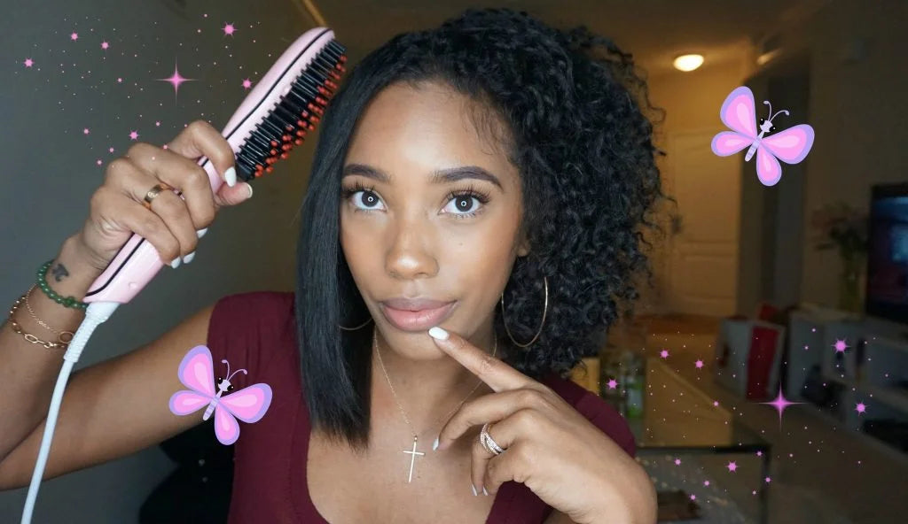 Femme aux cheveux crépus lissés tenant une brosse lissante chauffante