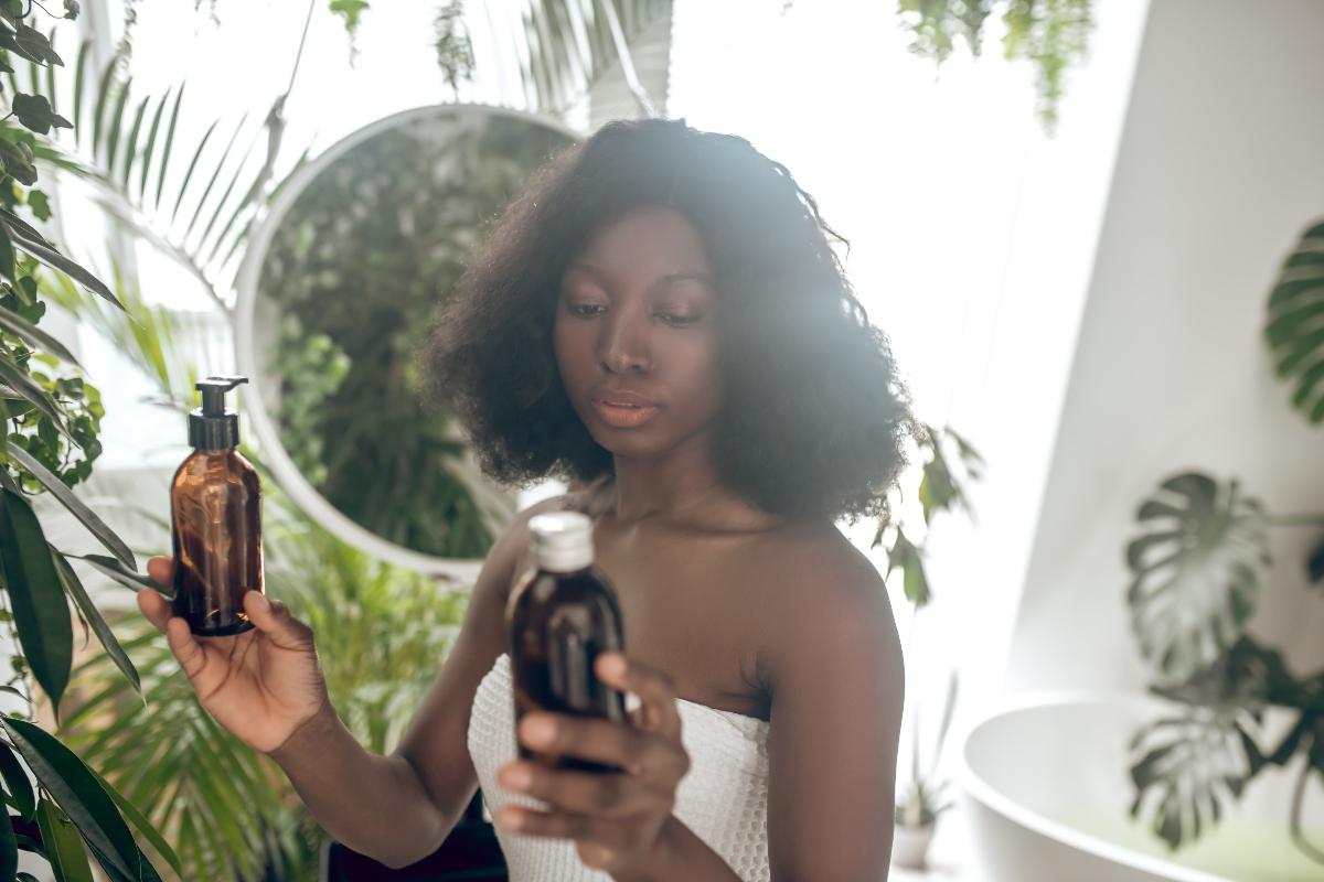 Femme regardant des produits