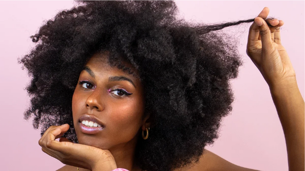 Démêler les cheveux crépus sans casse : la méthode en 2 temps