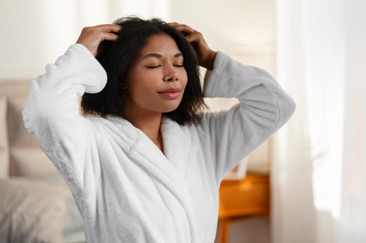 Femme qui se masse les cheveux