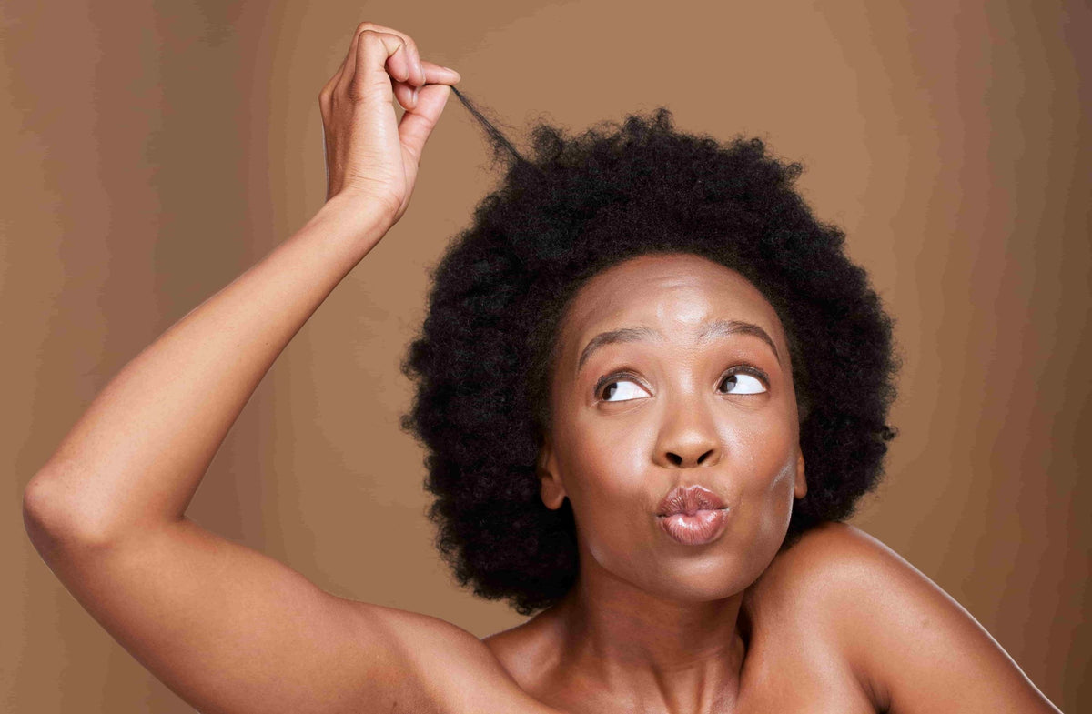 Comment étirer les cheveux crépus : 4 méthodes