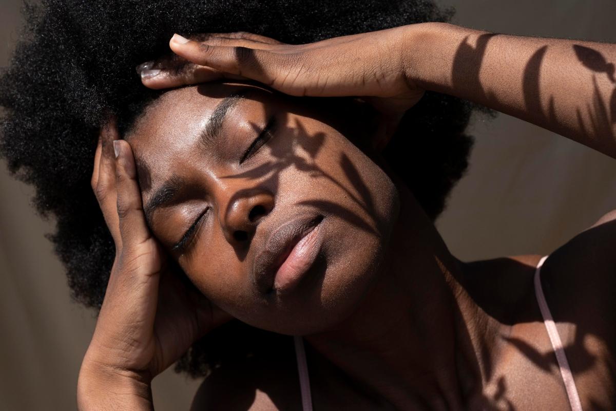 Femme qui masse ses cheveux