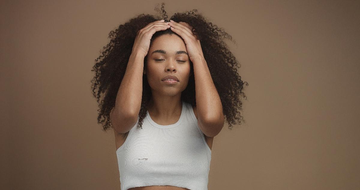 femme qui passe sa main dans ses cheveux