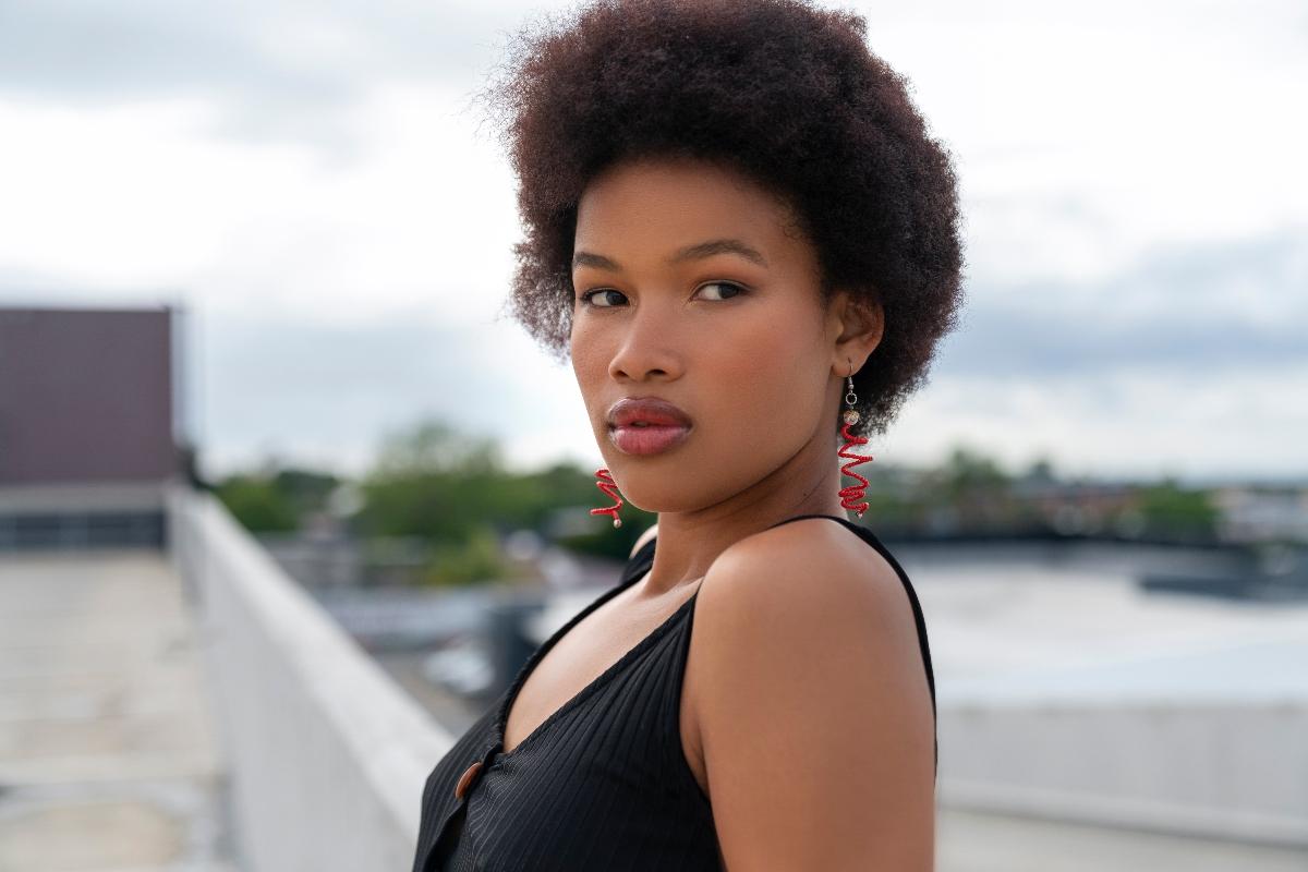 Femme avec une coupe afro