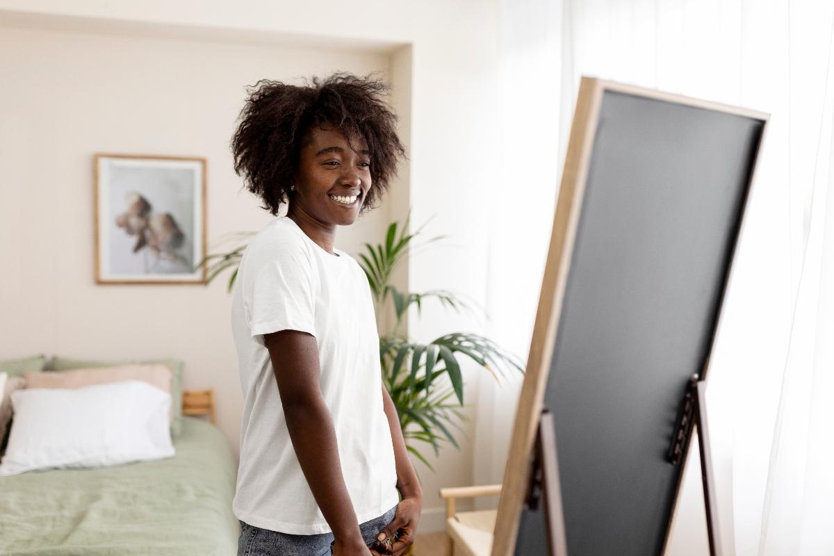 Femme souriante aux cheveux crépus naturels