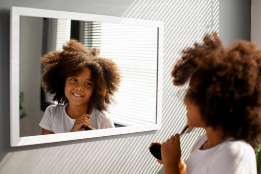 Petite fille aux cheveux crépus qui touche ses pointes