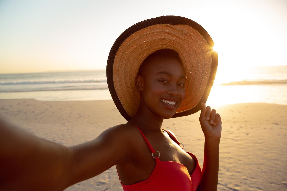 Femme heureuse au soleil