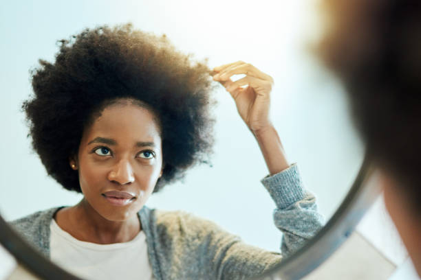 Routine capillaire pour cheveux crépus secs : conseils pour une hydratation durable