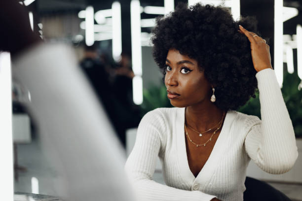 Cheveux crépus secs après soin : que faire en tant que professionnel ?