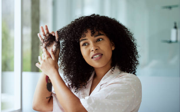 Boucler naturellement ses cheveux crépus : astuces & gestes à connaître