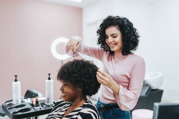 Quels sont les soins spécifiques à proposer aux cheveux afro en salon ?