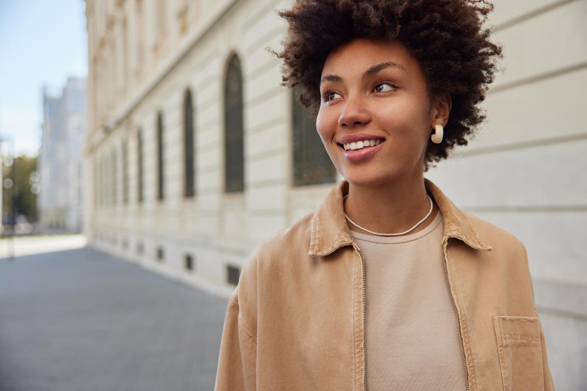Femme souriante dans la rue