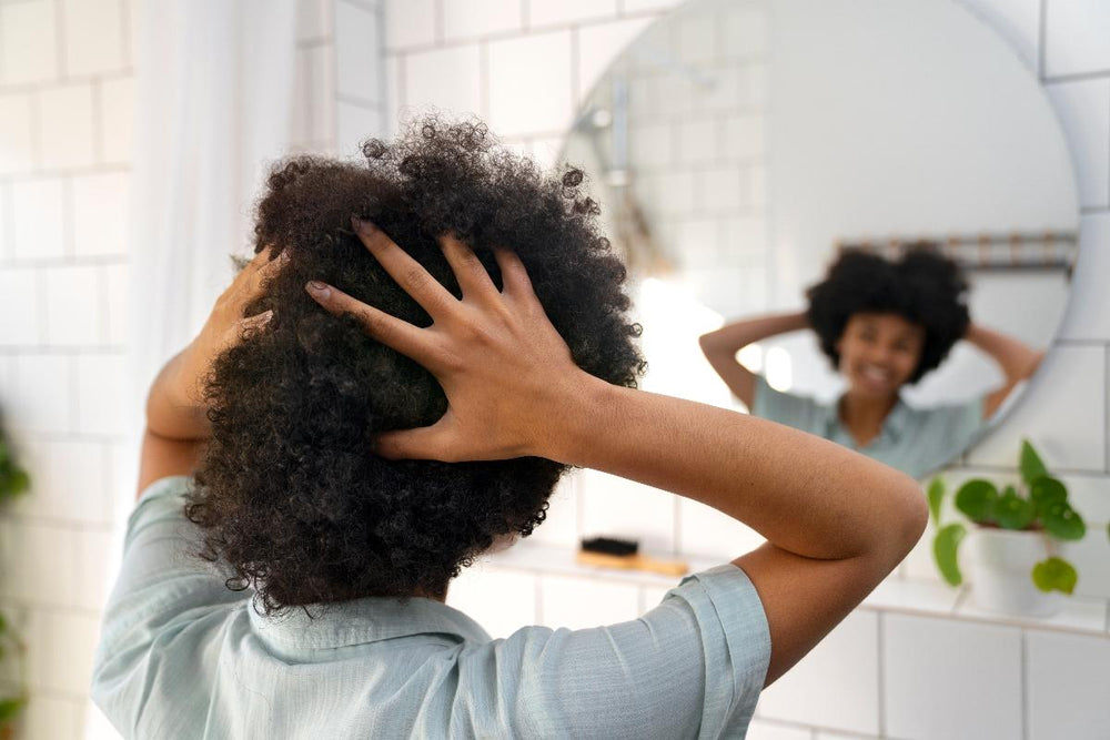 Femme noire qui se masse le cuir chevelu