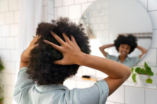 Femme noire qui se masse le cuir chevelu