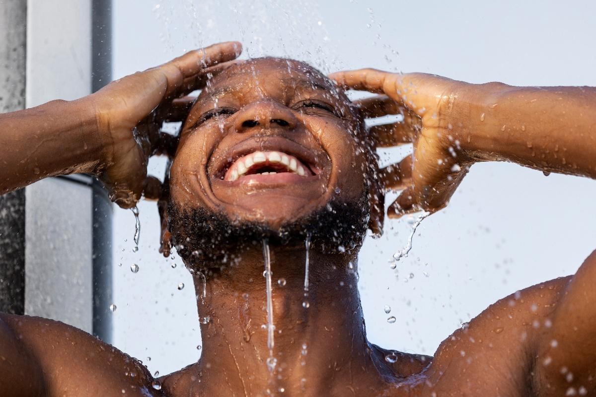 Homme qui se lave les cheveux