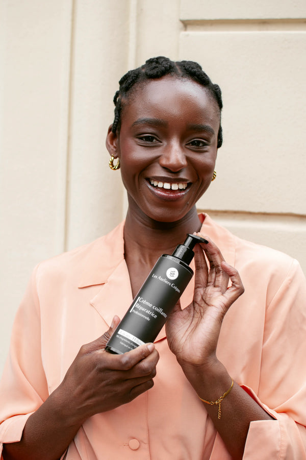 femme cheveux crépus crème coiffante cacao hibiscus