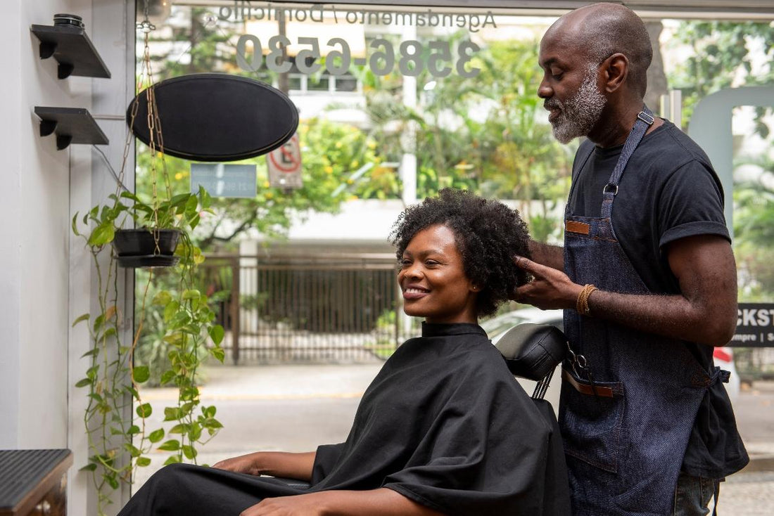 Femme aux cheveux crépus chez le coiffeur