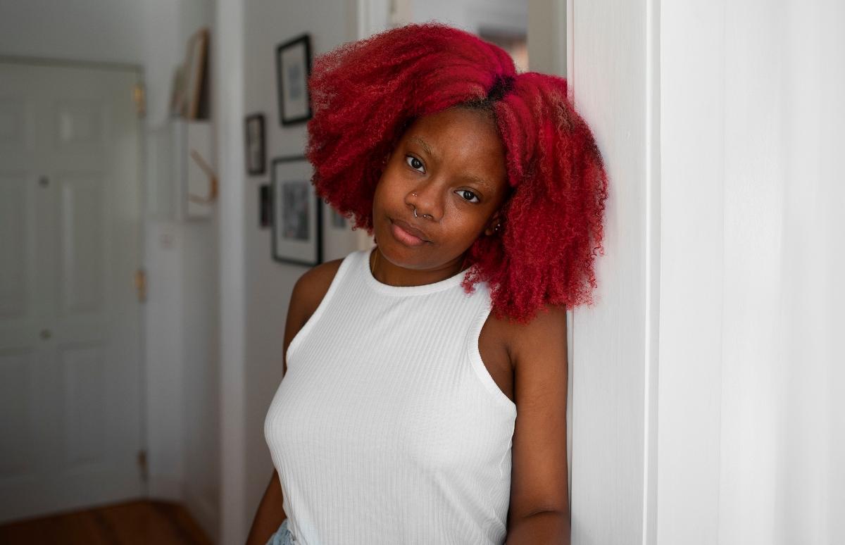 Femme noire aux cheveux rouges