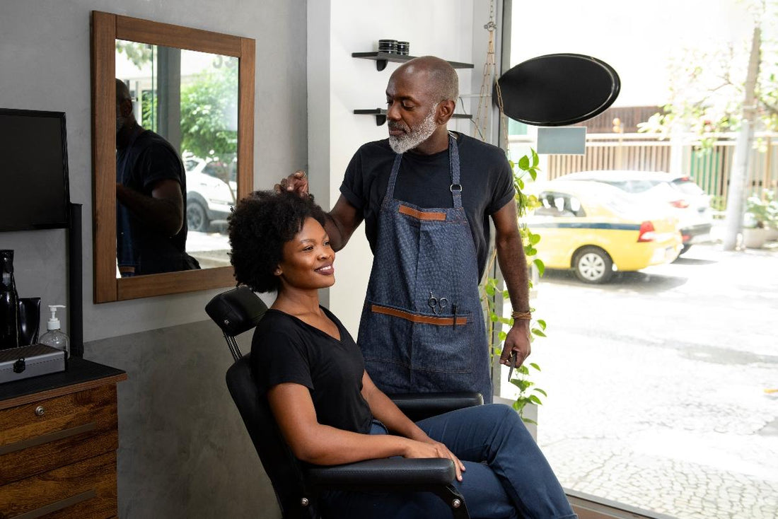 Cliente cheveux crépus chez le coiffeur