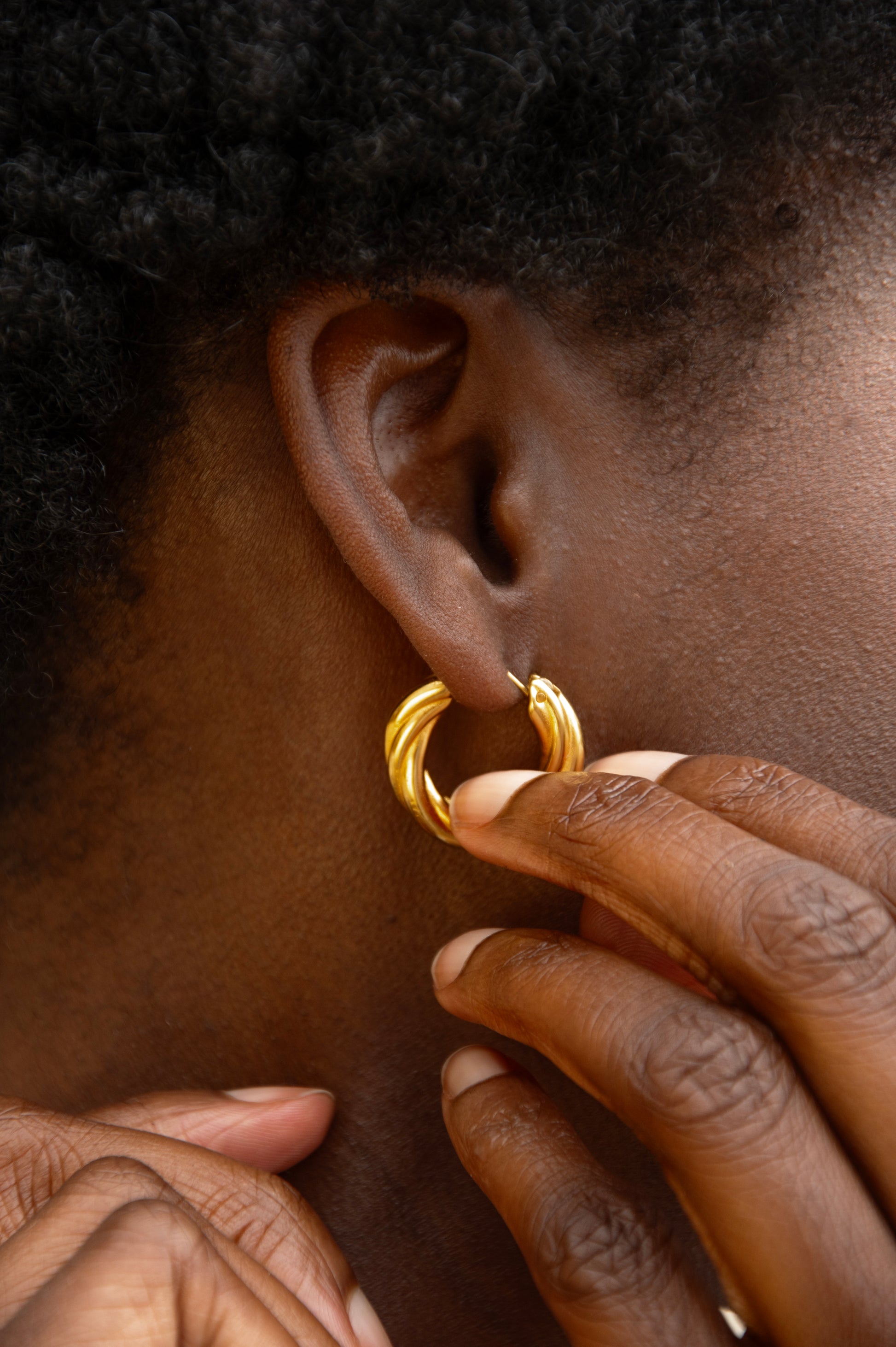 femme noire touchant sa belle créole 