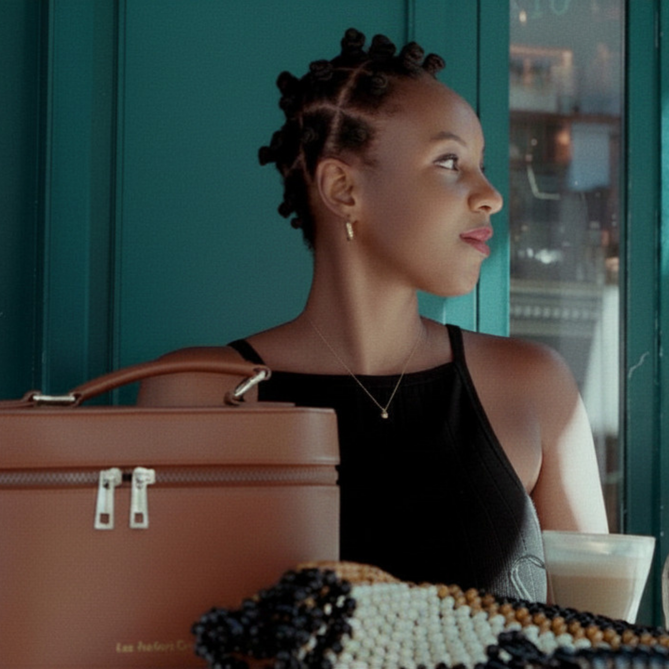 femme noire regardant dans le vague bantu knots