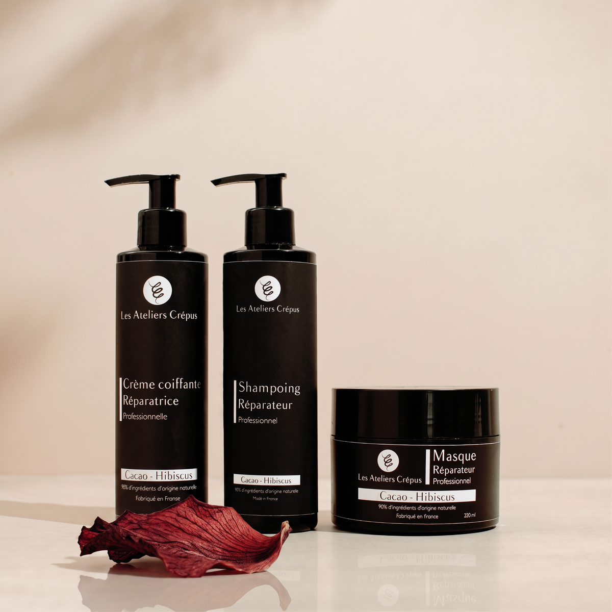 Rituel Texture® : Le Shampoing, La Crème Coiffante et Le Masque Réparateur avec un pétale d'hibiscus rouge