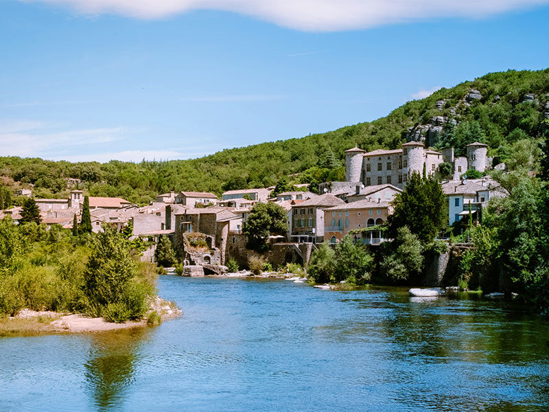 Village de Vogüé et rivière Ardèche, lieu de fabrication des produits Les Ateliers Crépus