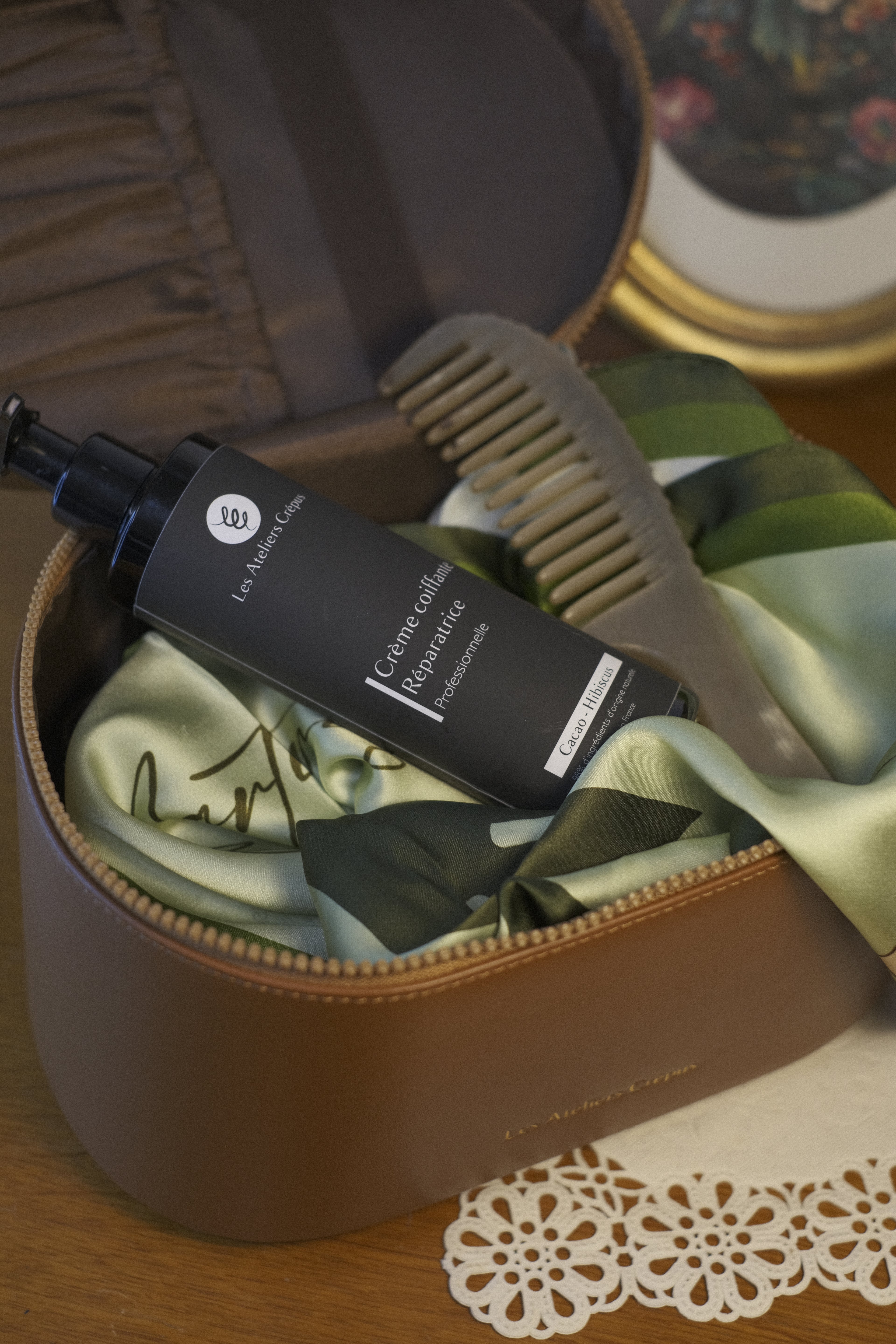 foulard en soie vert avec son vanity peigne et creme coiffante