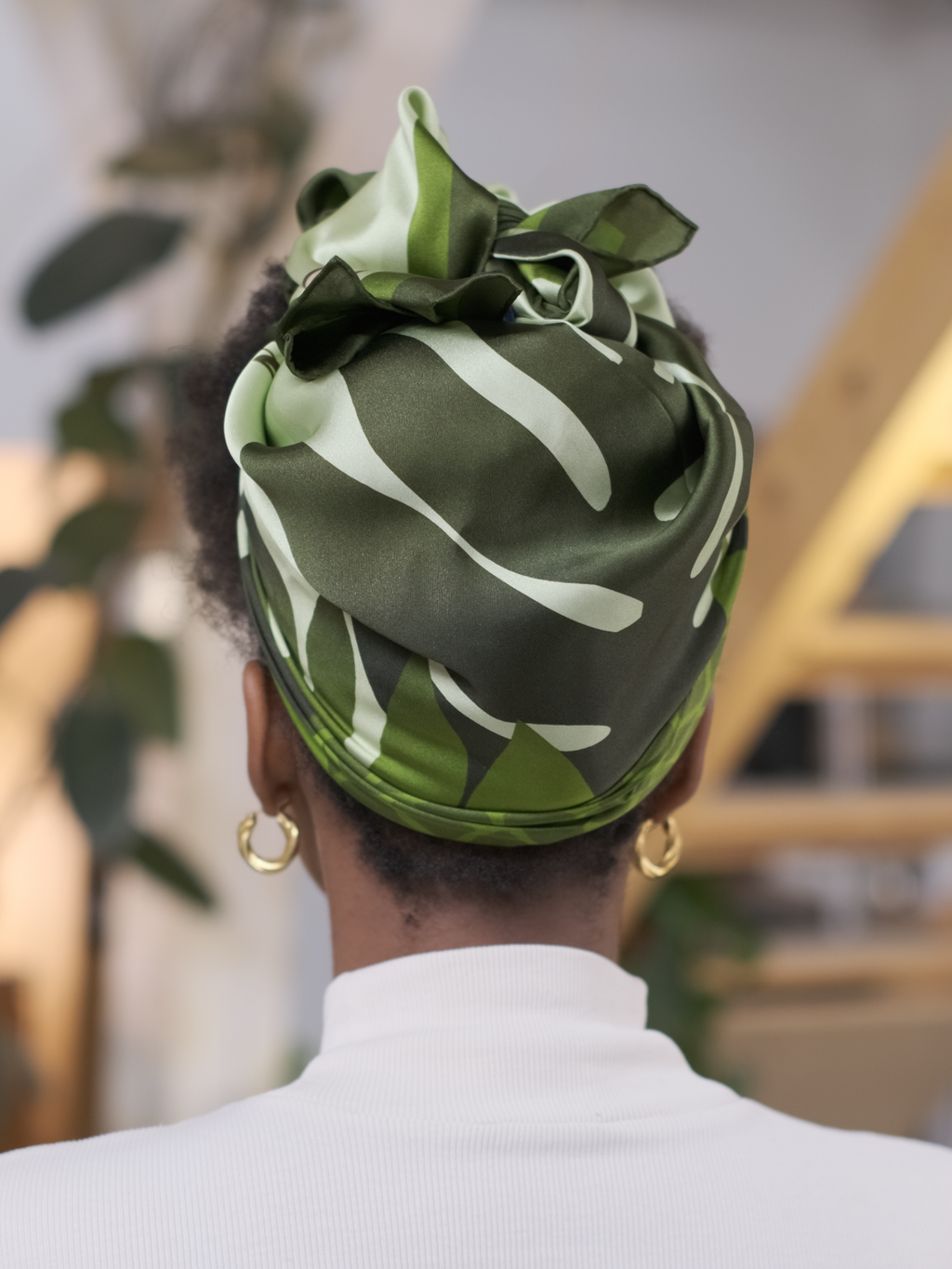 femme noire cheveux crepus foulard en soie vert