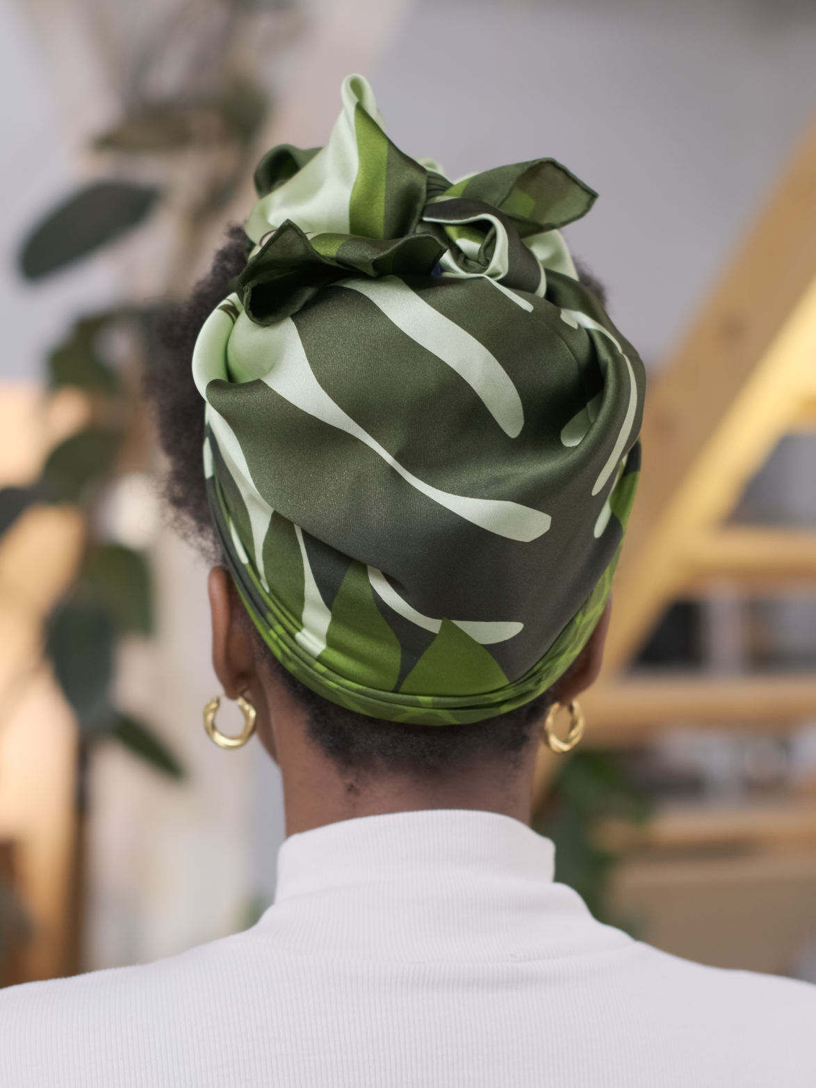 femme noire cheveux crepus foulard en soie vert