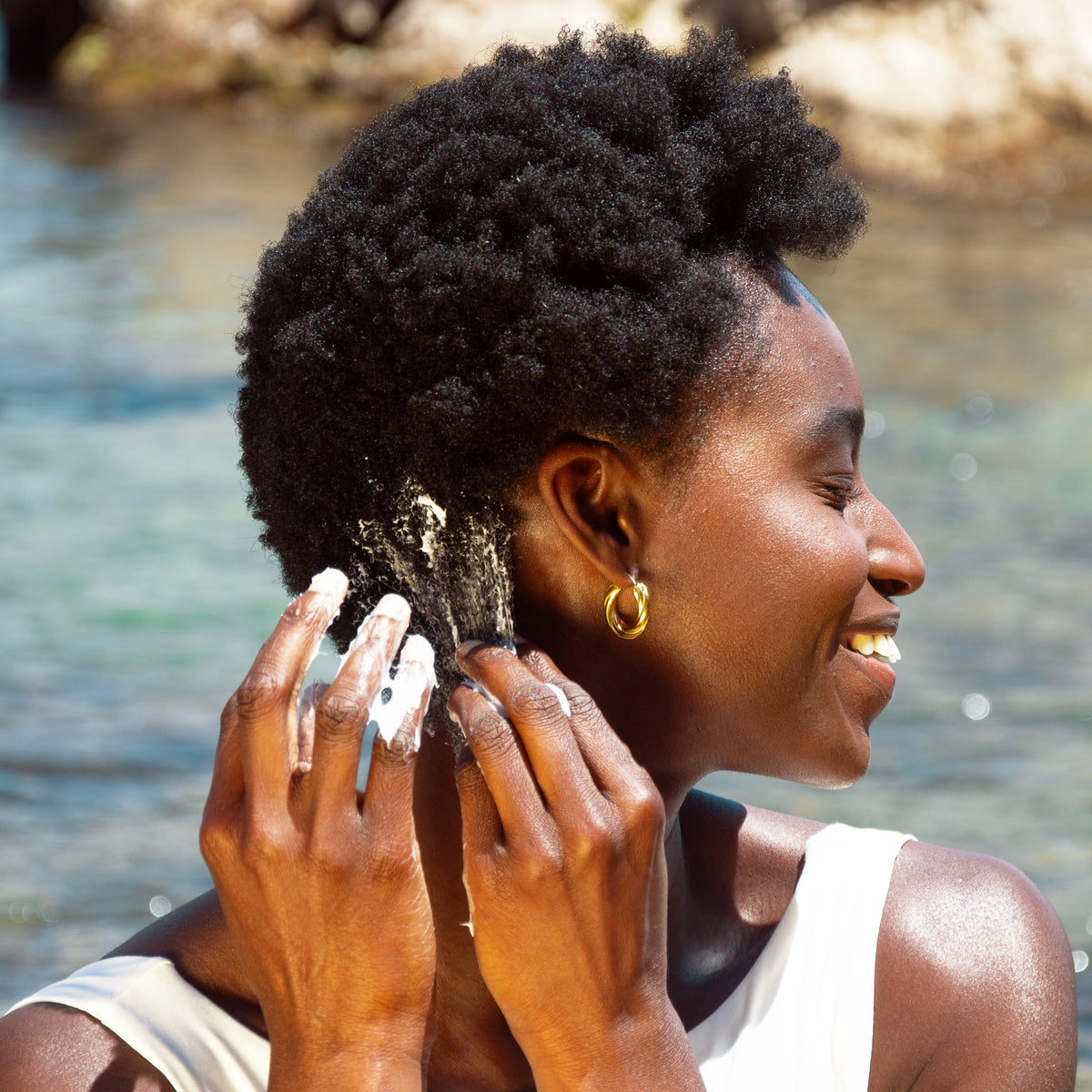 femme noire cheveux crépus crème coiffage