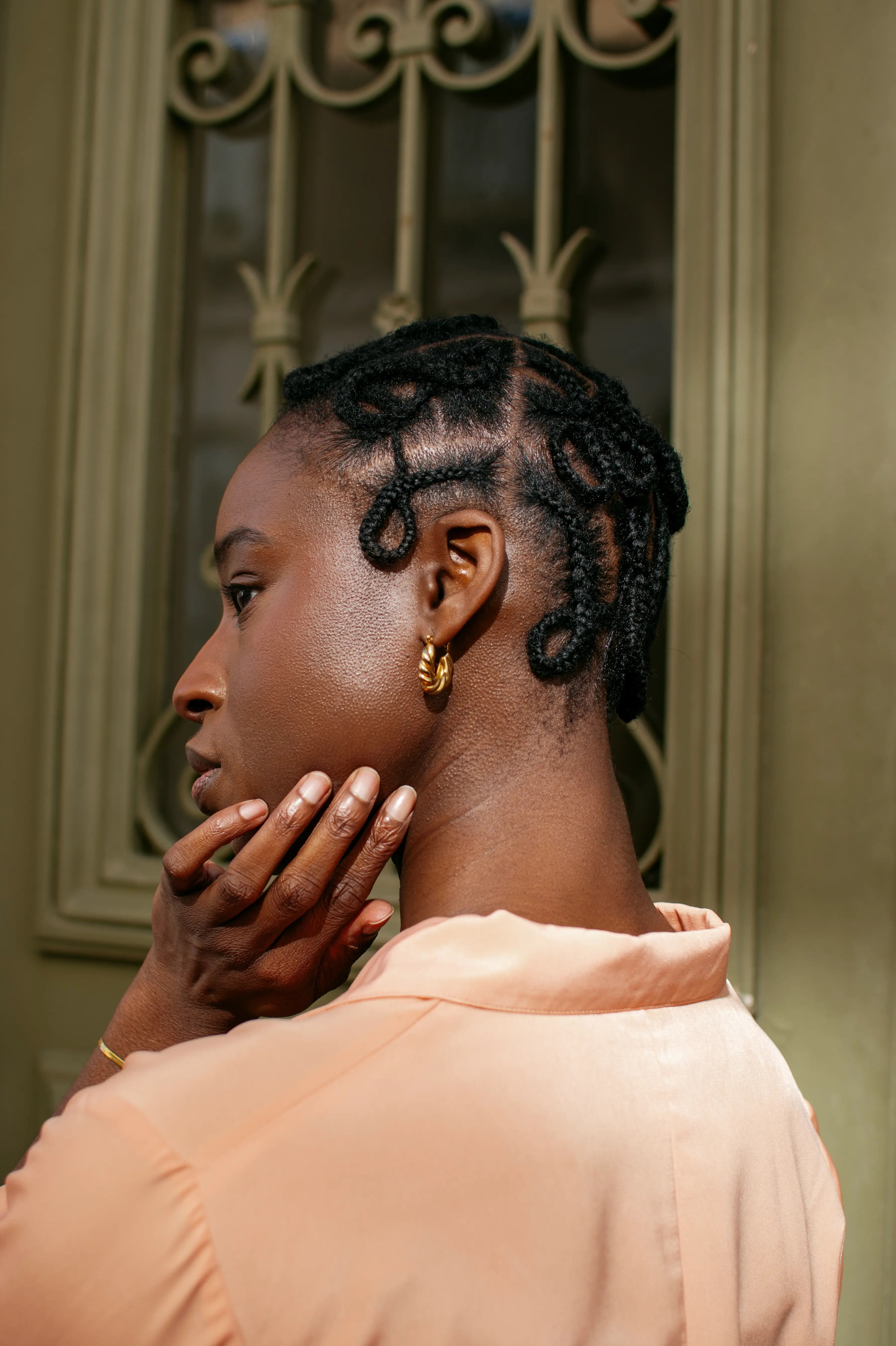 femmes noire avec des tresses a motif cheveux naturel boucle doreielle creole dore