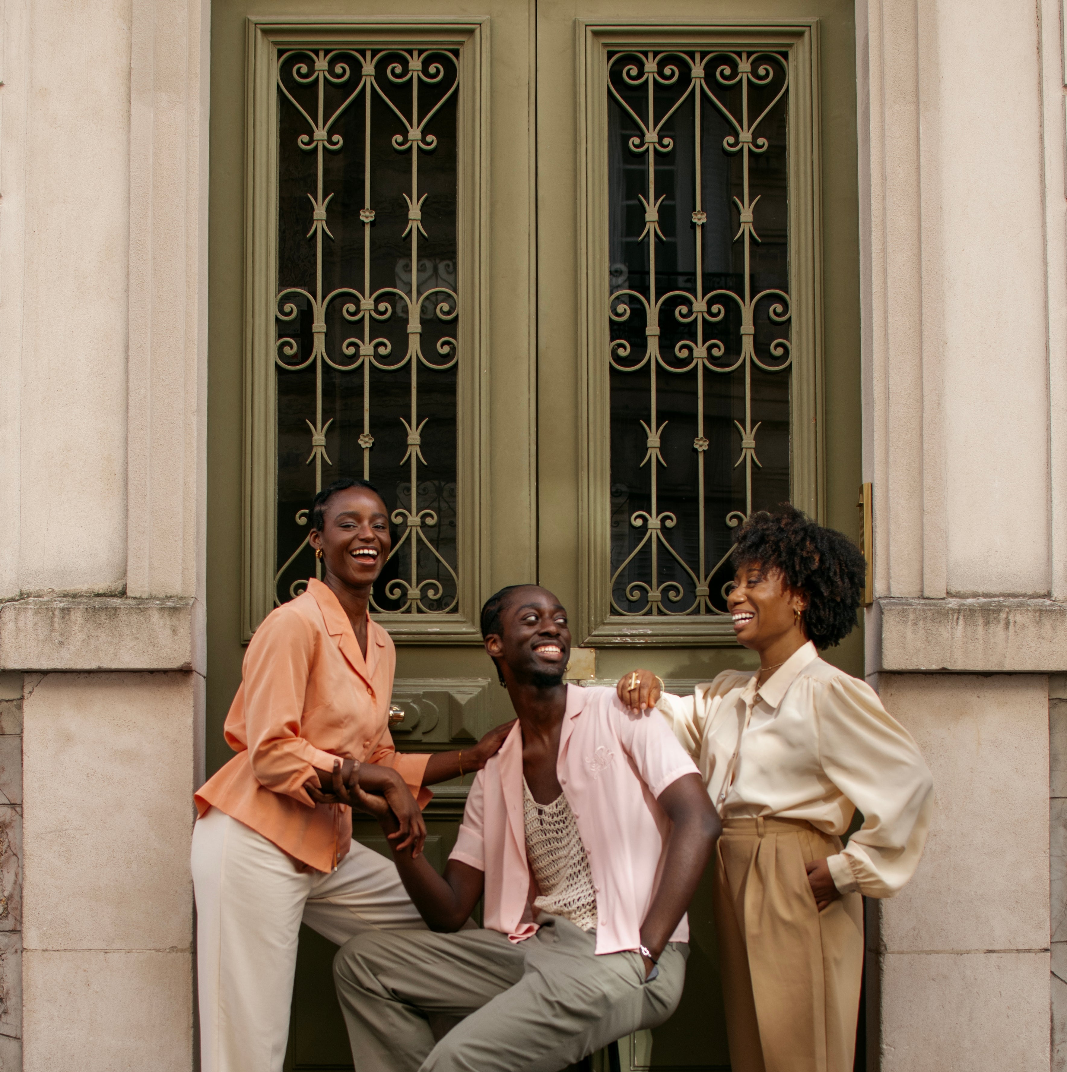 femmes et homme noirs cheveux crépus riant joyeux viantge