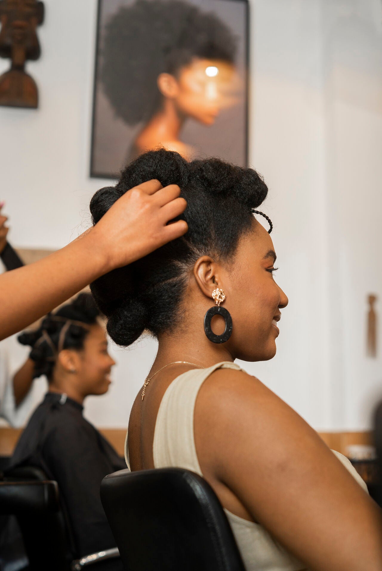 femme noire coiffeur cheveux afro