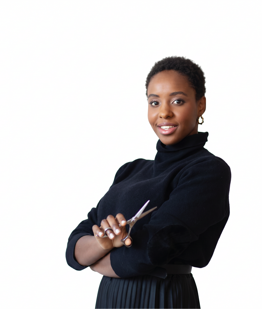 Ghana, coiffeuse et fondatrice des Ateliers Crépus, ciseaux à la main sur fond blanc