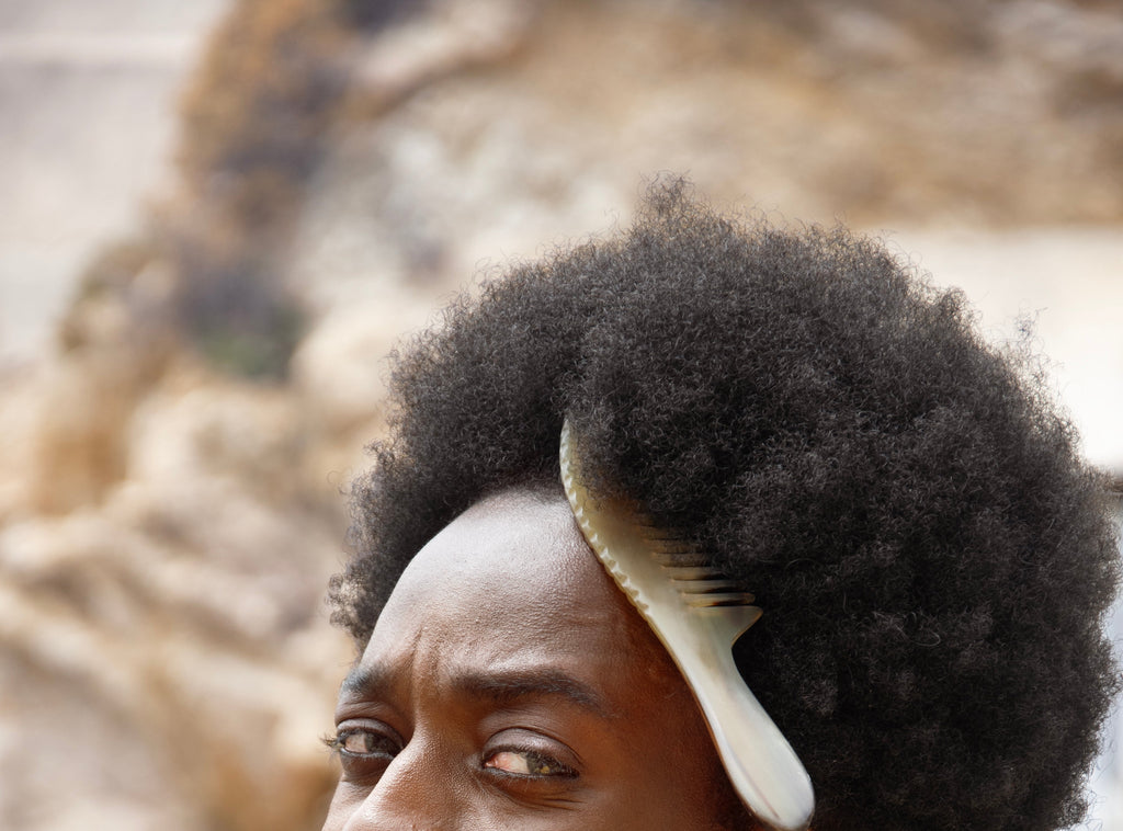 Homme noire avec un peigne afro dans les cheveux