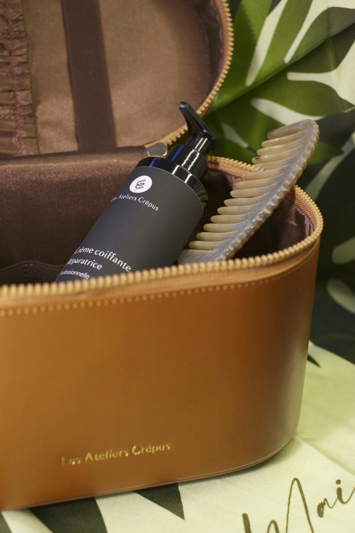 Vanity de Man Dol’ en cuir ouvert, avec La Crème Coiffante et le peigne en corne à l'intérieur